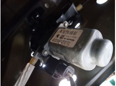 ELEVALUNAS DELANTERO DERECHO ELÉCTRICO