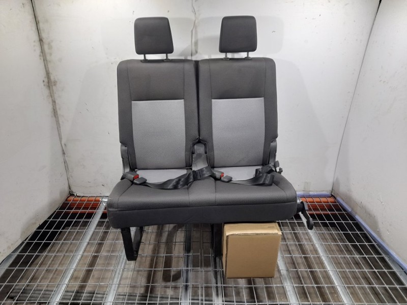 Recambio de asiento trasero izquierdo para toyota hi-ace referencia OEM IAM  RECLINABLE 3ª O 4ª FILA TOCADO