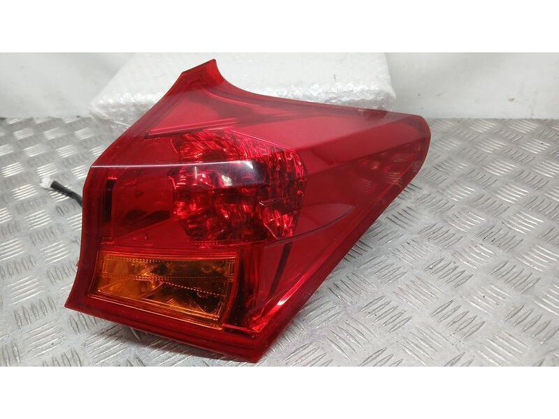 Recambio de piloto trasero derecho exterior para toyota auris active referencia OEM IAM 8155102740  EXTERIOR