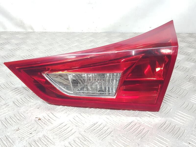 Recambio de piloto trasero derecho interior para toyota auris active referencia OEM IAM 8158102460  INTERIOR