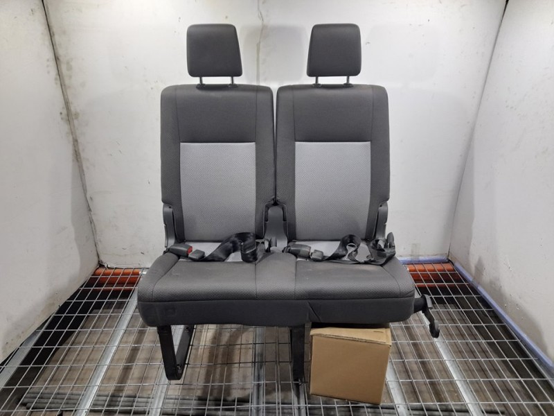 Recambio de asiento trasero izquierdo para toyota hi-ace referencia OEM IAM  RECLINABLE 3ª O 4ª FILA TOCADO