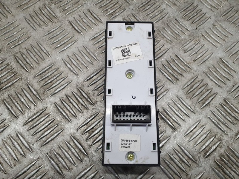 Recambio de mando elevalunas delantero izquierdo para hyundai kona pure referencia OEM IAM 93570J9100TMT  