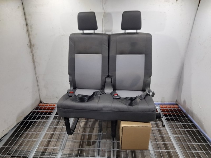 Recambio de asiento trasero izquierdo para toyota hi-ace referencia OEM IAM  RECLINABLE 3ª O 4ª FILA TOCADO