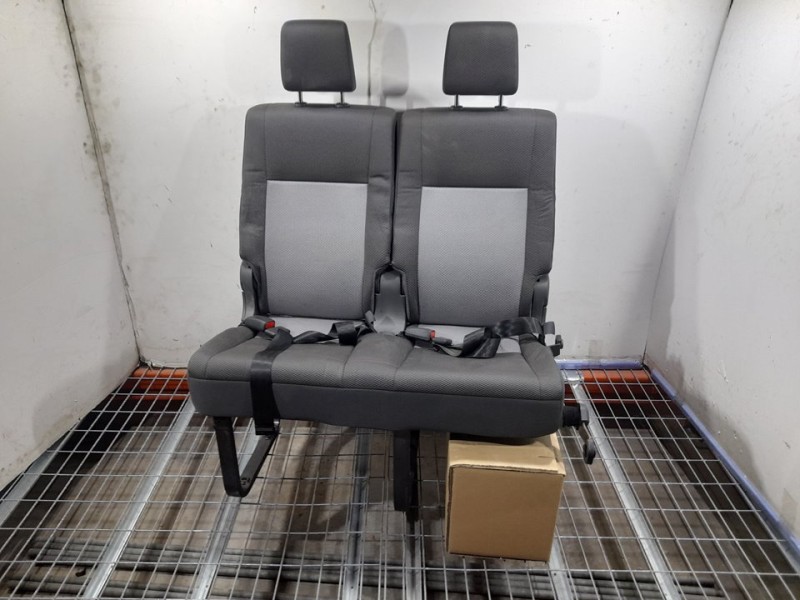 Recambio de asiento trasero izquierdo para toyota hi-ace referencia OEM IAM  RECLINABLE 3ª O 4ª FILA TOCADO
