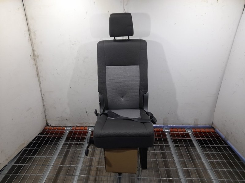Recambio de asiento trasero derecho para toyota hi-ace referencia OEM IAM  RECLINABLE 3ª FILA CINTURON CORTADO