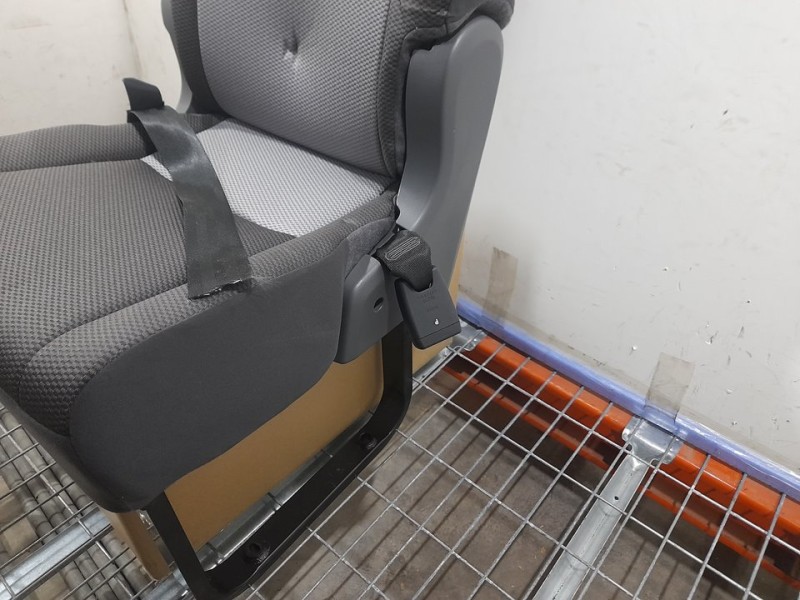 Recambio de asiento trasero derecho para toyota hi-ace referencia OEM IAM  RECLINABLE 3ª FILA CINTURON CORTADO