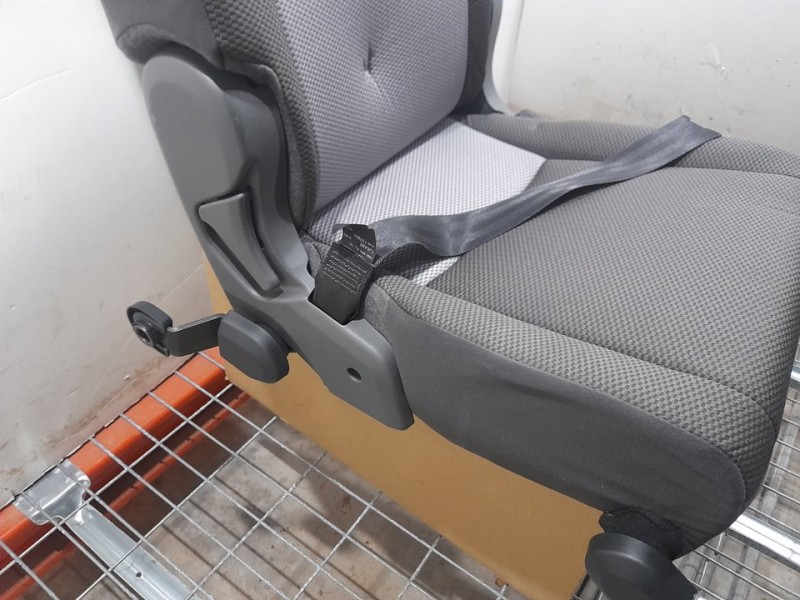 Recambio de asiento trasero derecho para toyota hi-ace referencia OEM IAM  RECLINABLE 3ª FILA CINTURON CORTADO
