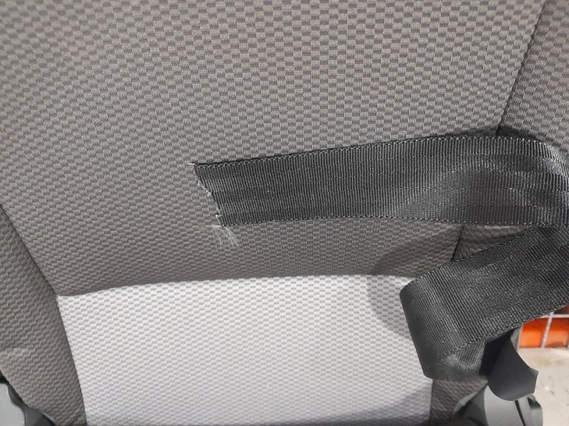 Recambio de asiento trasero derecho para toyota hi-ace referencia OEM IAM  RECLINABLE 3ª FILA CINTURON CORTADO