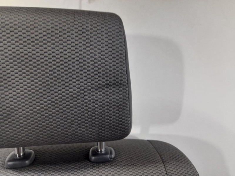 Recambio de asiento trasero derecho para toyota hi-ace referencia OEM IAM  RECLINABLE 3ª FILA CINTURON CORTADO