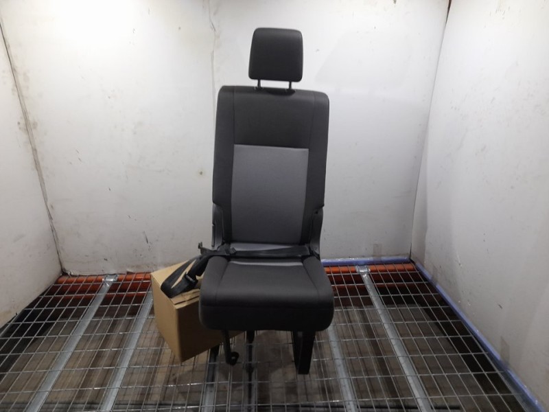 Recambio de asiento trasero derecho para toyota hi-ace referencia OEM IAM  NO RECLINABLE 4ª FILA TOCADO