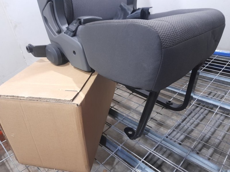 Recambio de asiento trasero derecho para toyota hi-ace referencia OEM IAM  NO RECLINABLE 4ª FILA TOCADO