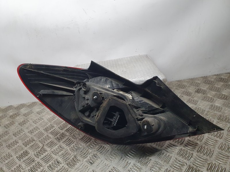 Recambio de piloto trasero derecho para opel corsa d cosmo referencia OEM IAM 13188046 89038959 VALEO