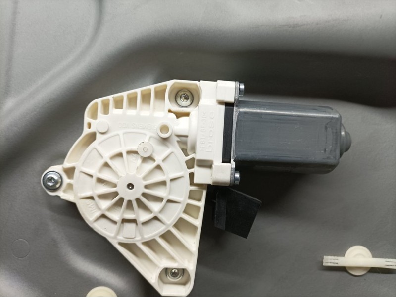 Recambio de elevalunas trasero derecho para mercedes-benz clase b (w245) b 160 (245.231) referencia OEM IAM A1697301679 98950091