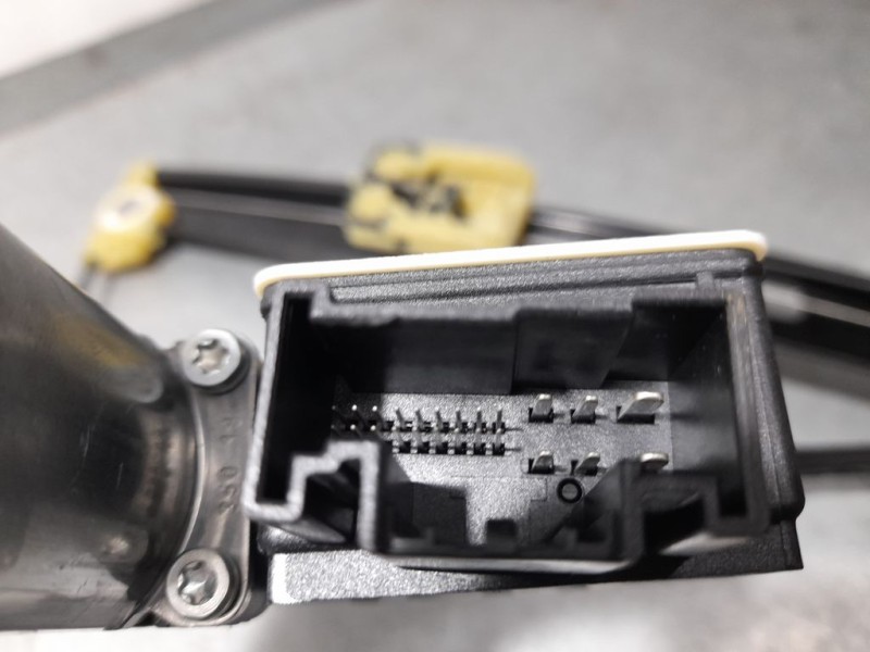 Recambio de elevalunas delantero derecho para volkswagen polo advance referencia OEM IAM 2G4837462B  ELECTRICO 24 PINES