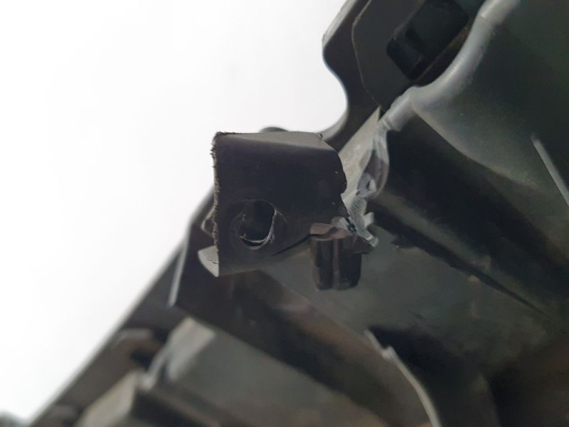 Recambio de rejilla delantera para renault kangoo profesional referencia OEM IAM 623829154R  ROZADA PATA ROTA