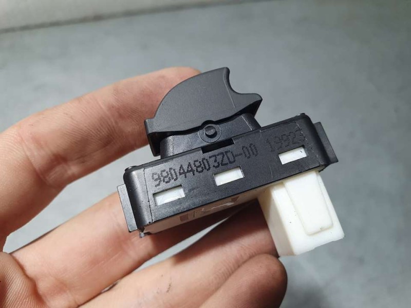 Recambio de mando elevalunas delantero derecho para peugeot 208 (p2) active referencia OEM IAM 98044803ZD  