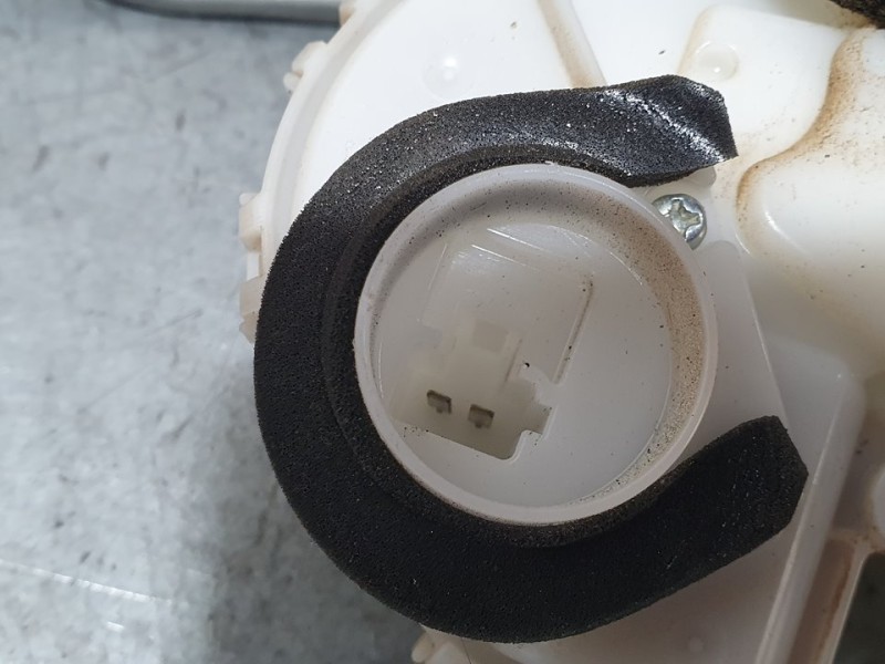 Recambio de cerradura puerta delantera derecha para suzuki vitara 1.6 ddis comfort 4x4 referencia OEM IAM 8220154P20  2 PINES