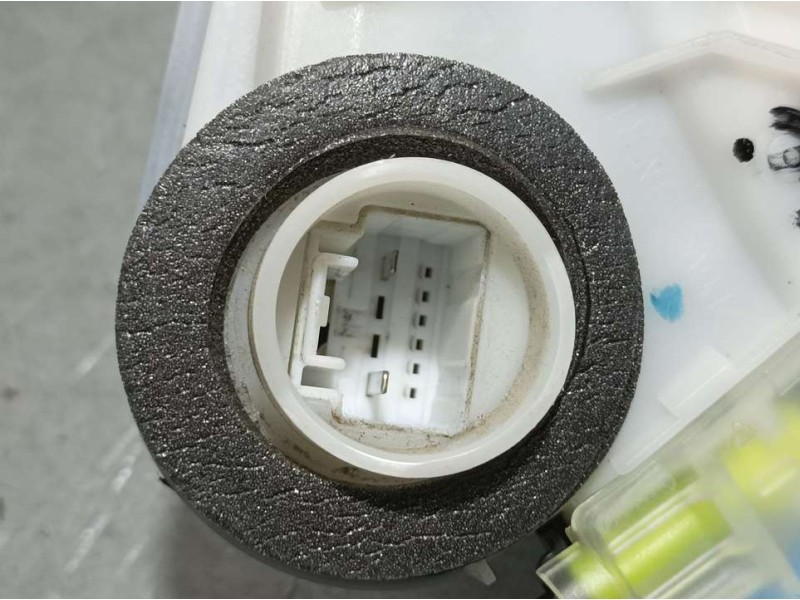 Recambio de cerradura puerta trasera derecha para toyota aygo x-cite referencia OEM IAM 6905002381  ELECTRICA