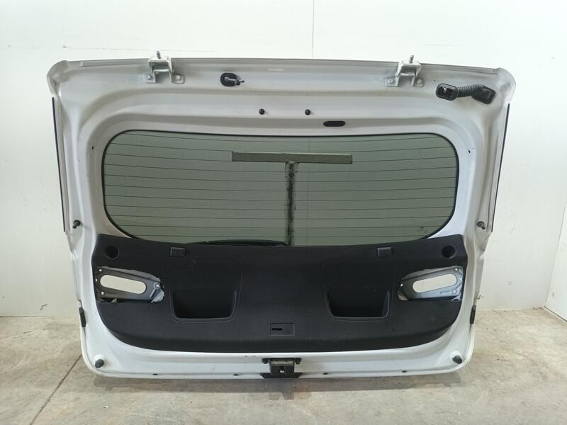 Recambio de porton trasero para hyundai i20 trend referencia OEM IAM 73700C8000  