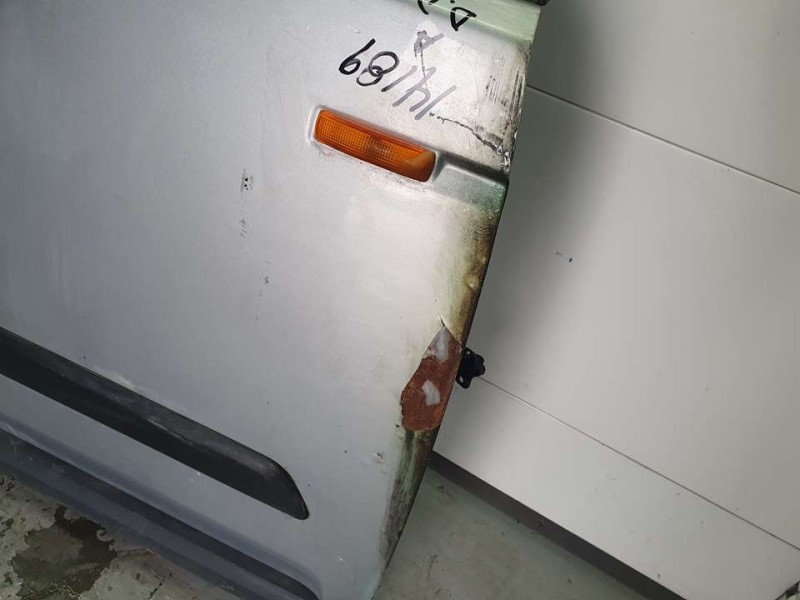 Recambio de puerta delantera derecha para land rover discovery v6 td s referencia OEM IAM LR016462  TOCADA - QUEMADA