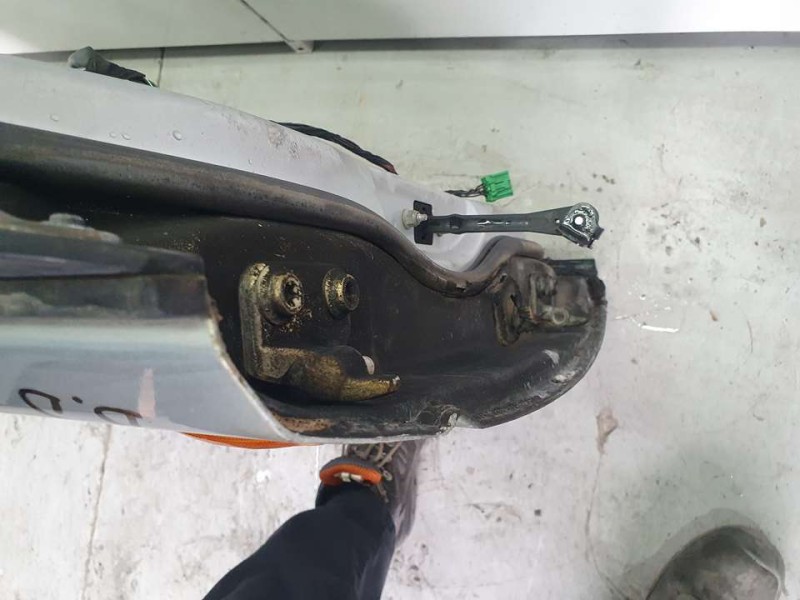 Recambio de puerta delantera derecha para land rover discovery v6 td s referencia OEM IAM LR016462  TOCADA - QUEMADA