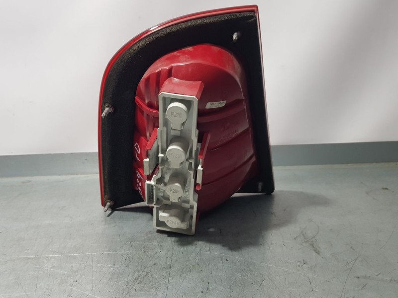 Recambio de piloto trasero derecho para skoda octavia berlina (1u2) elegance referencia OEM IAM 1U6945112C  ROZADO