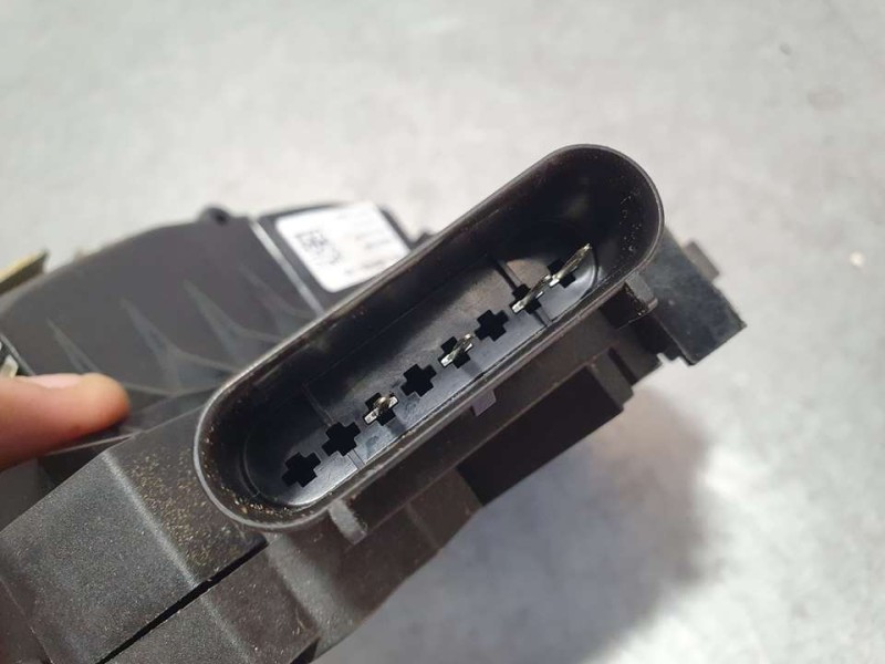 Recambio de cerradura puerta trasera derecha para ford ecosport titanium referencia OEM IAM CN15A264A26DD 40924148 4 PINES