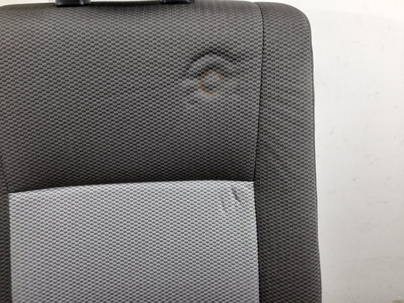 Recambio de asiento trasero derecho para toyota hi-ace referencia OEM IAM  RECLINABLE 4ª FILA TOCADO