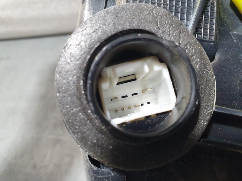 Recambio de cerradura puerta delantera izquierda para toyota auris active referencia OEM IAM SIN REF  6 PINES