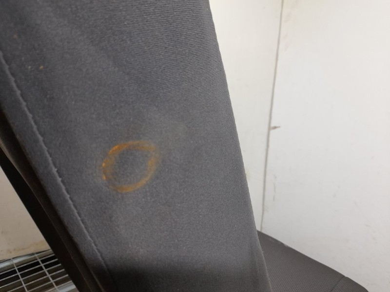 Recambio de asiento trasero derecho para toyota hi-ace referencia OEM IAM  RECLINABLE 4ª FILA TOCADO