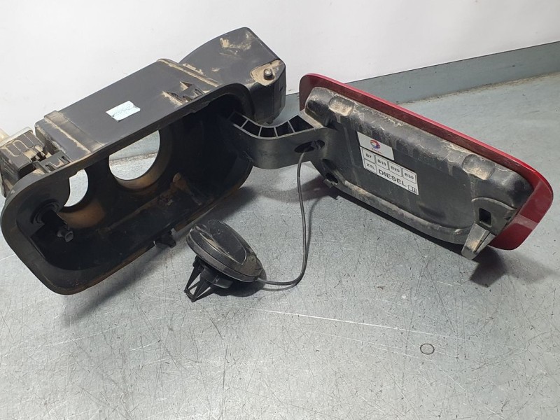 Recambio de tapa exterior combustible para peugeot 3008 allure referencia OEM IAM 981010968A  