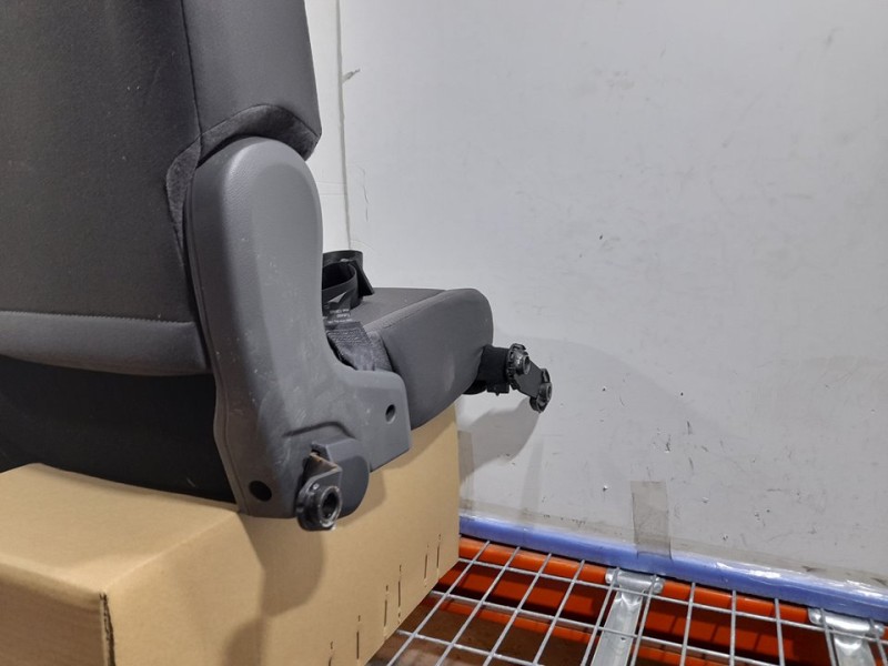 Recambio de asiento trasero derecho para toyota hi-ace referencia OEM IAM  NO RECLINABLE 4ª FILA