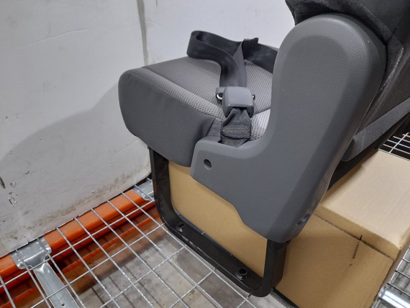 Recambio de asiento trasero derecho para toyota hi-ace referencia OEM IAM  NO RECLINABLE 4ª FILA