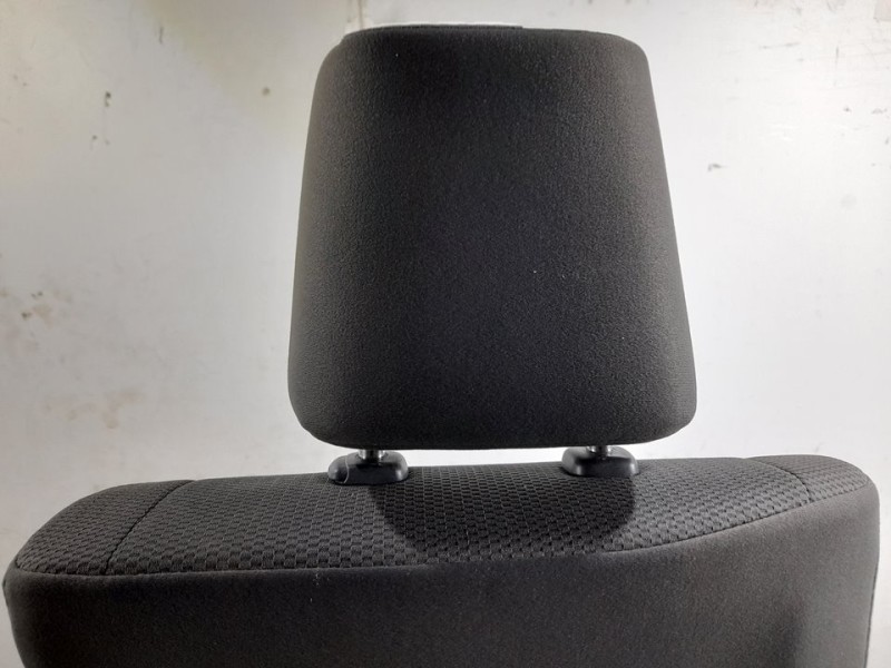 Recambio de asiento trasero derecho para toyota hi-ace referencia OEM IAM  NO RECLINABLE 4ª FILA