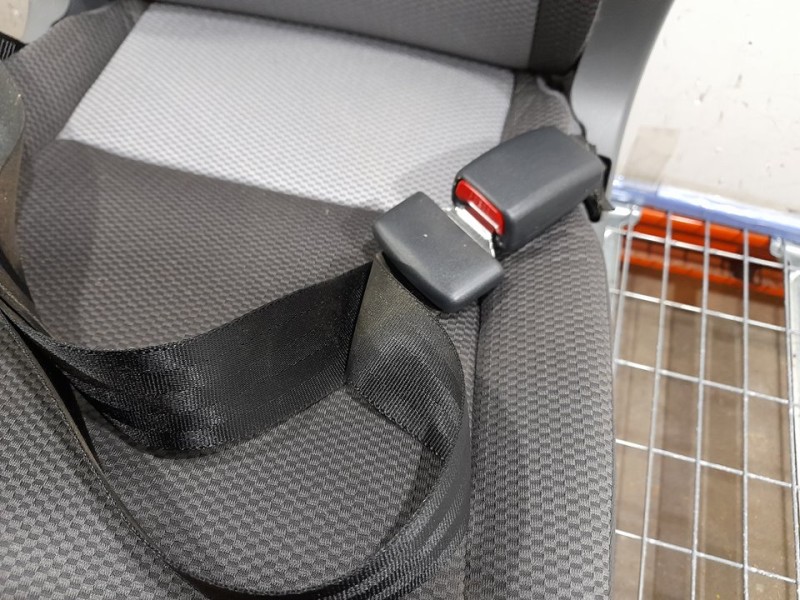 Recambio de asiento trasero derecho para toyota hi-ace referencia OEM IAM  NO RECLINABLE 4ª FILA