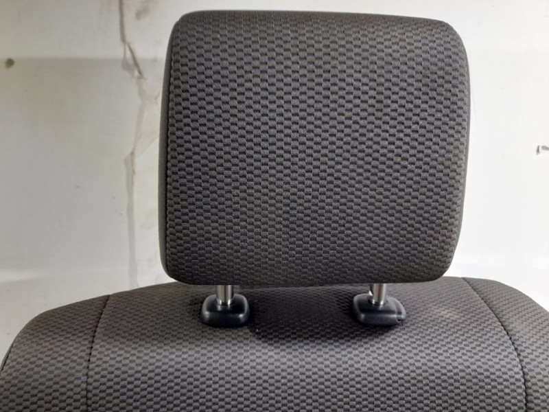 Recambio de asiento trasero derecho para toyota hi-ace referencia OEM IAM  NO RECLINABLE 4ª FILA