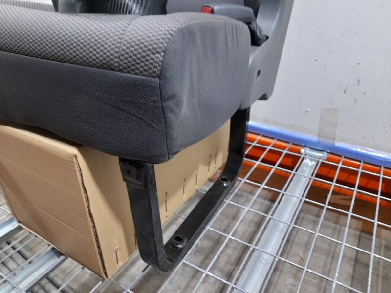 Recambio de asiento trasero derecho para toyota hi-ace referencia OEM IAM  NO RECLINABLE 4ª FILA