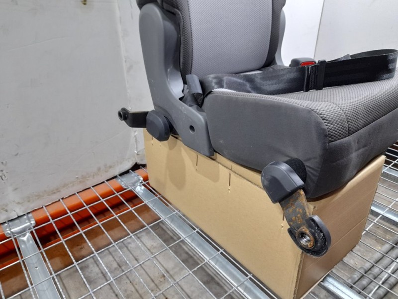 Recambio de asiento trasero derecho para toyota hi-ace referencia OEM IAM  NO RECLINABLE 4ª FILA