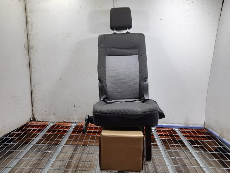 Recambio de asiento trasero derecho para toyota hi-ace referencia OEM IAM  RECLINABLE 4ª FILA TOCADO