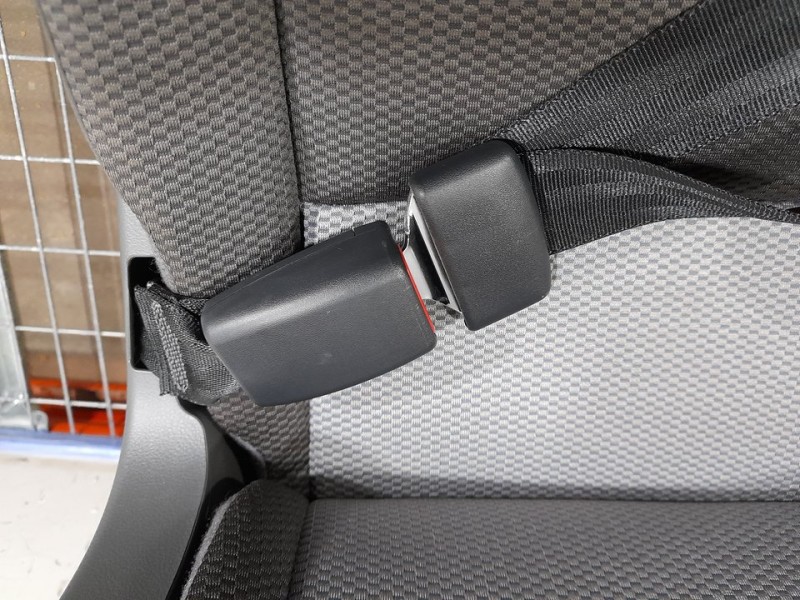 Recambio de asiento trasero derecho para toyota hi-ace referencia OEM IAM  RECLINABLE 4ª FILA TOCADO