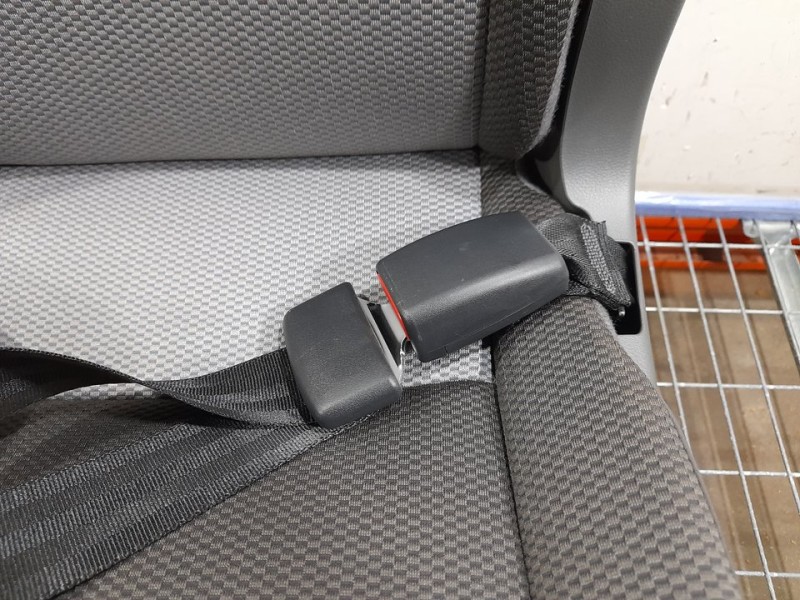 Recambio de asiento trasero derecho para toyota hi-ace referencia OEM IAM  RECLINABLE 4ª FILA TOCADO