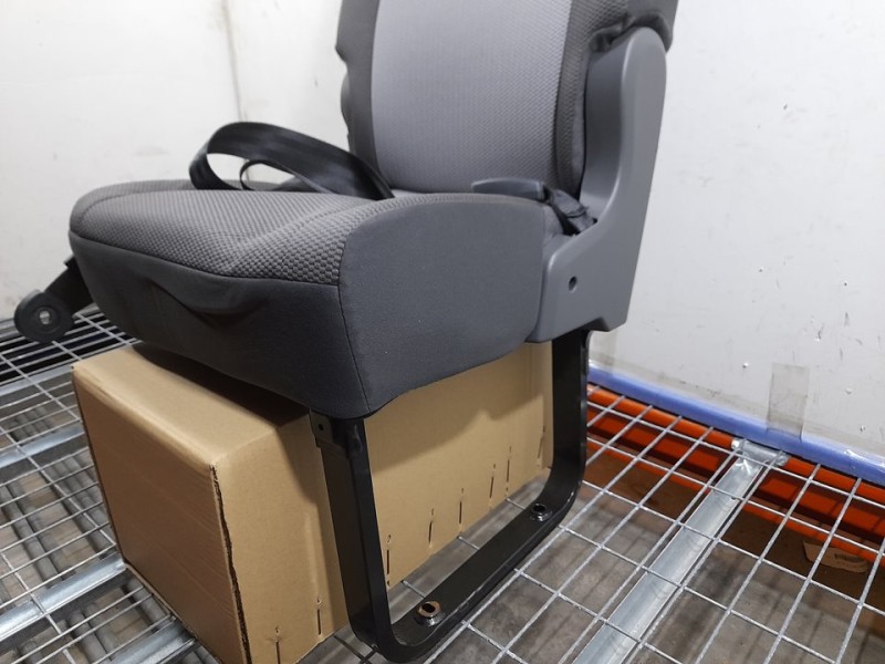 Recambio de asiento trasero derecho para toyota hi-ace referencia OEM IAM  RECLINABLE 4ª FILA TOCADO