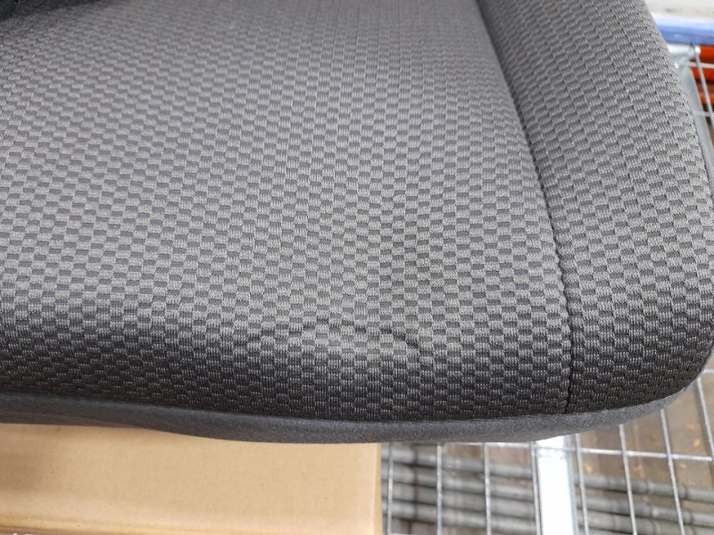 Recambio de asiento trasero derecho para toyota hi-ace referencia OEM IAM  RECLINABLE 4ª FILA TOCADO