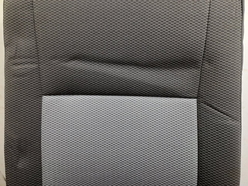 Recambio de asiento trasero derecho para toyota hi-ace referencia OEM IAM  RECLINABLE 4ª FILA TOCADO