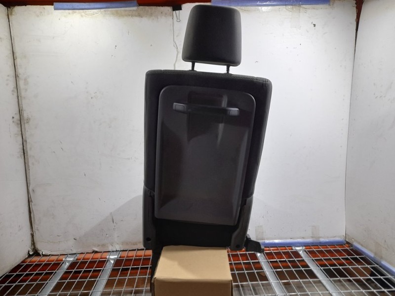 Recambio de asiento trasero derecho para toyota hi-ace referencia OEM IAM  RECLINABLE 4ª FILA TOCADO