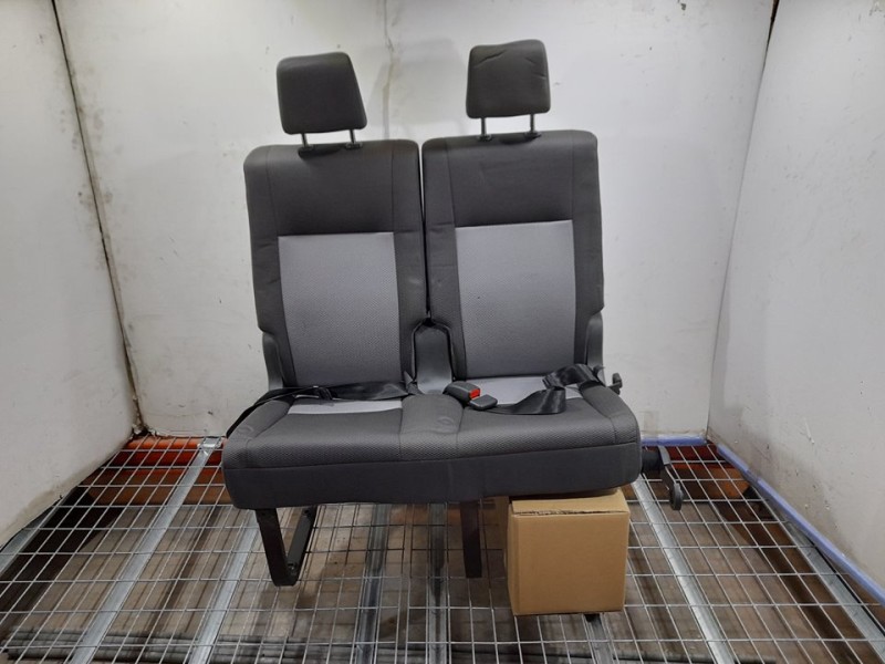 Recambio de asiento trasero izquierdo para toyota hi-ace referencia OEM IAM  NO RECLINABLE 3ª O 4ª FILA TOCADO