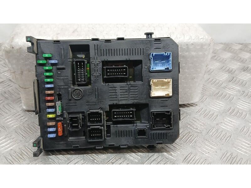 Recambio de caja reles / fusibles para citroën c4 berlina collection referencia OEM IAM 9661940480 BSI 