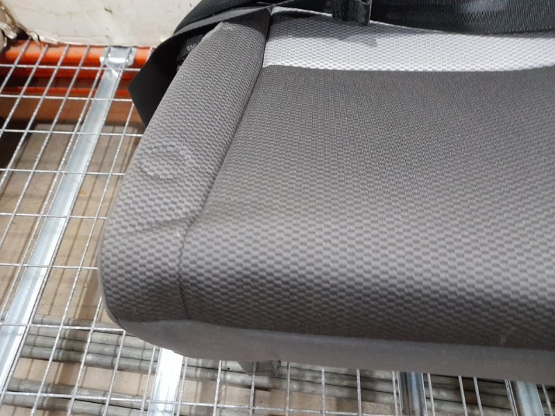 Recambio de asiento trasero izquierdo para toyota hi-ace referencia OEM IAM  NO RECLINABLE 3ª O 4ª FILA TOCADO