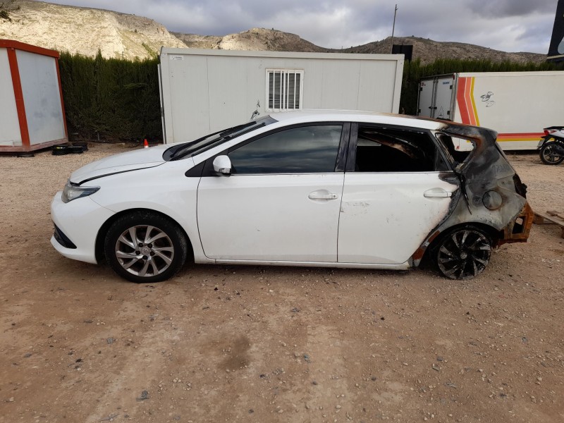 toyota auris (_e18_) del año 2016