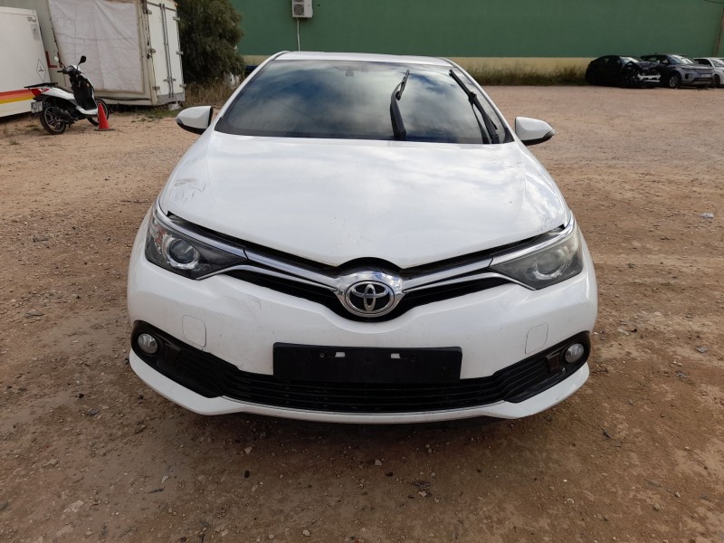 toyota auris (_e18_) del año 2016
